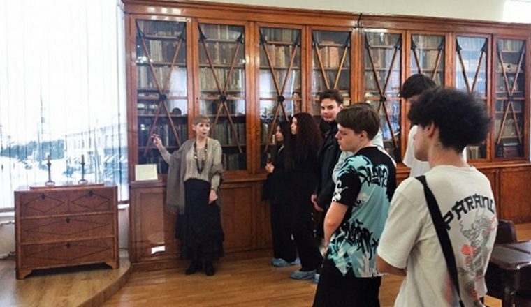Пензенские старшеклассники приобщились к культуре родного края в Литературном музее