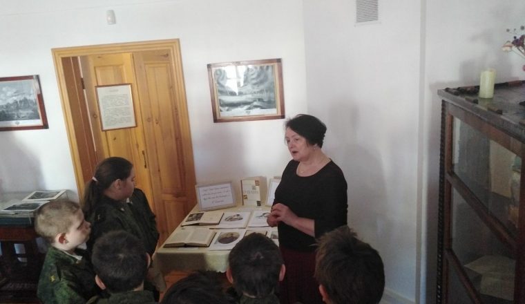 Экскурсия по выставке «Под сенью Мельпомены» для учащихся МОУ СОШ №2