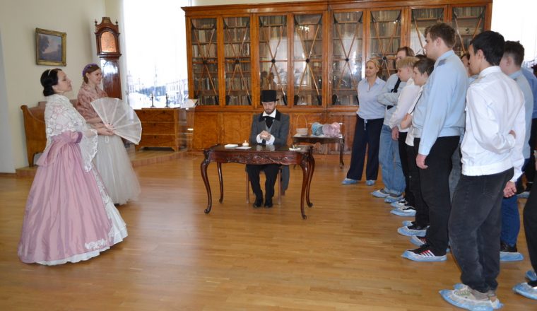 Студенты-железнодорожники приобщились к прекрасному в Литературном музее