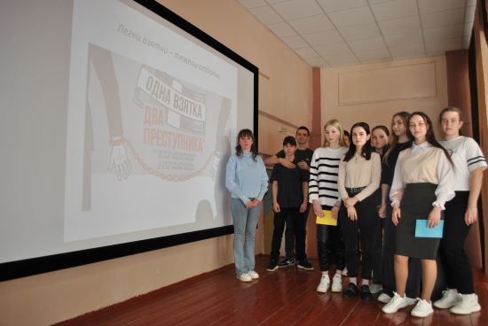 На основе ситуаций из жизни школьники осудили социальную проблему