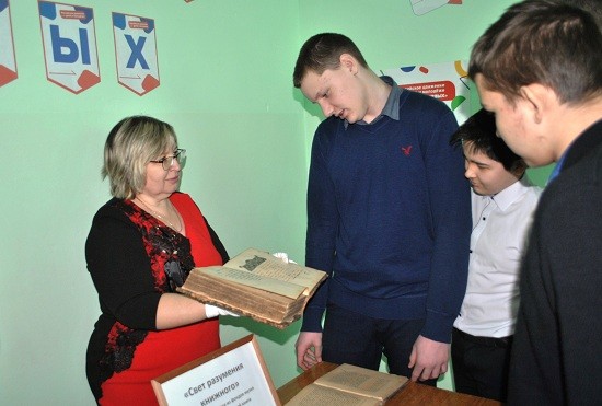 Школьники познакомились с церковными книгами из фондов музея