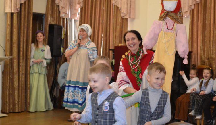 Испечь блины и прокатиться на карусели! Как празднуют масленицу в Литературном музее?