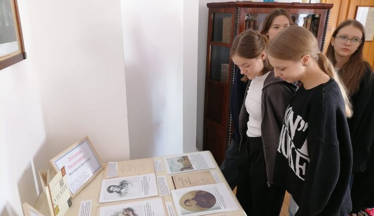 «Под сенью Мельпомены» — выставка в музее В.Г. Белинского к Дню театра