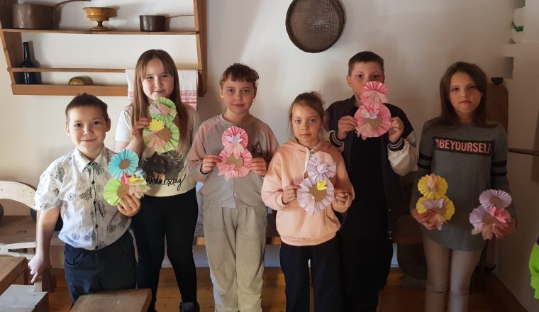 В музее В.Г. Белинского ребята из многодетных семей сделали подарки для мам и бабушек