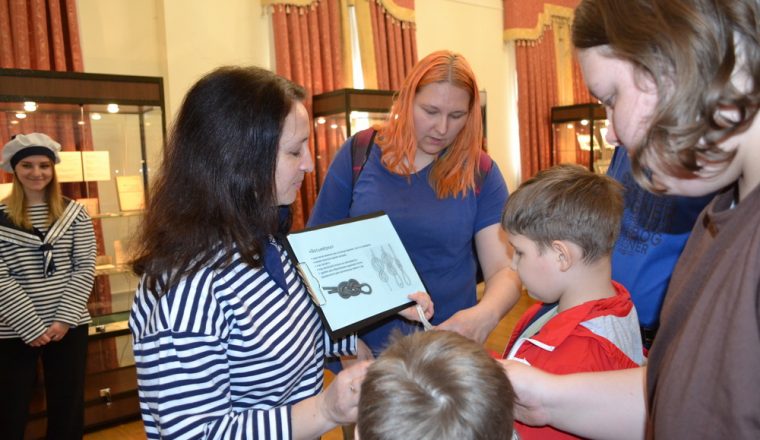 Кораблики-ребусы и легендарный ледовый дрейф. Чем еще удивят на квест-экскурсии в литературном музее?