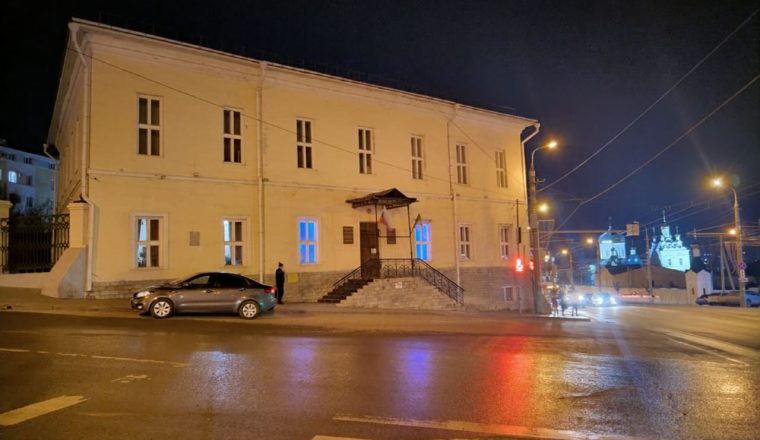 В Литературном музее «Зажгли синим»