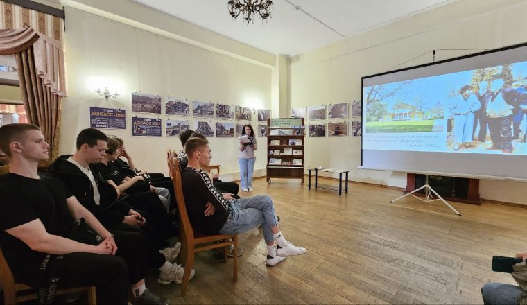 Юные пензенцы почтили память писателя-фронтовика в Пензенском литературном музее