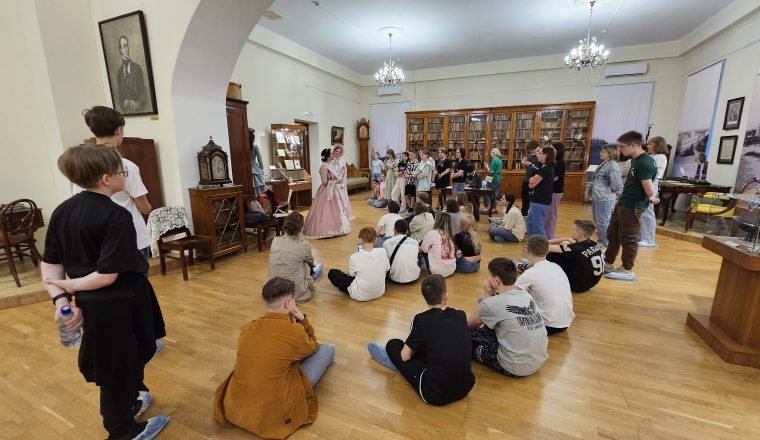 Вятские школьники начали знакомство с Пензой с Литературного музея
