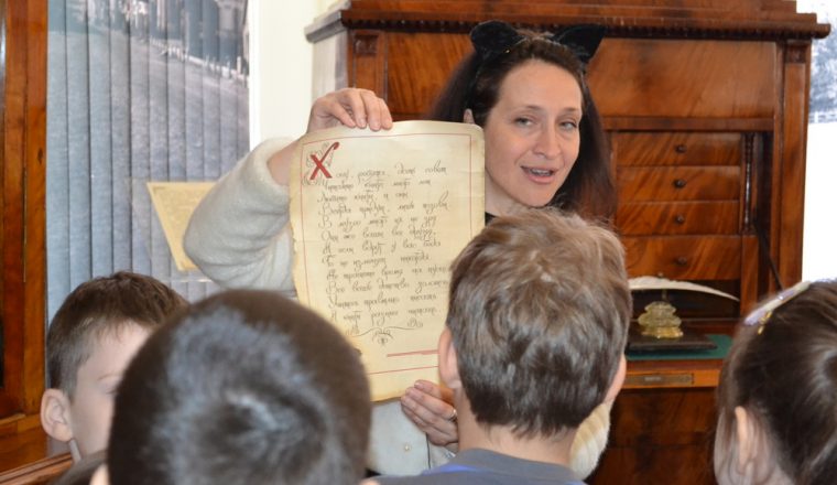 Пензенские школьники заглянули в «ларец со сказками» на квест-экскурсии Литературного музея