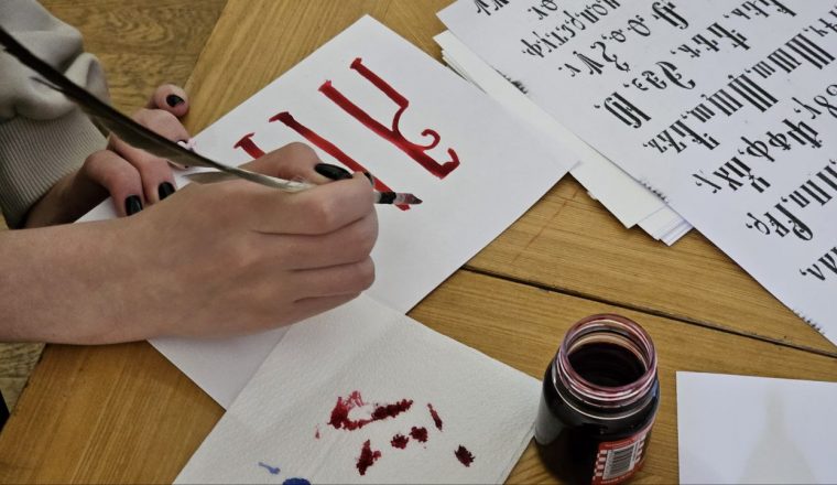 Старинные рукописные книги, перо и чернила. Чем еще привлек Литературный музей в День славянской письменности и культуры?