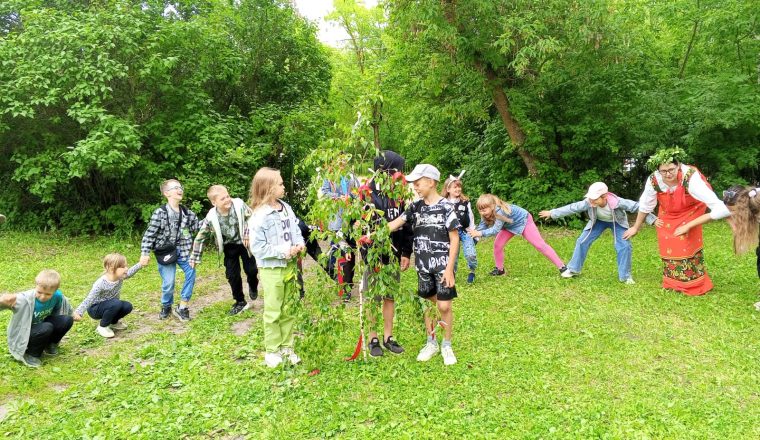 В дни «зеленых святок» сотрудник музея В.Г. Белинского плела венки с ребятами из пришкольного лагеря «Добрыня»