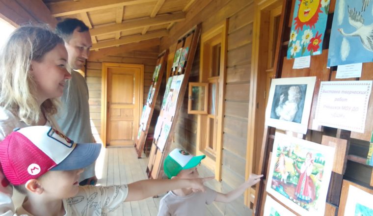 В музее В.Г. Белинского продолжает работу выставка детских рисунков «Цветов красою сердце взято в плен»