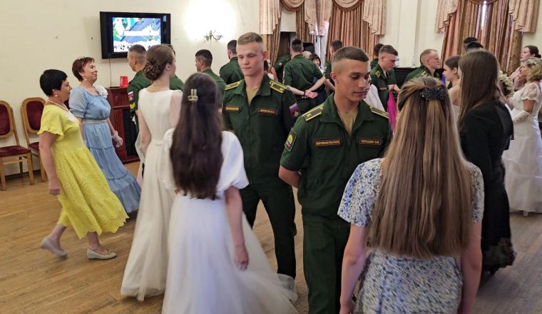 «Ромашковый бал» вновь собрал любителей танцев в Пензенском литературном музее