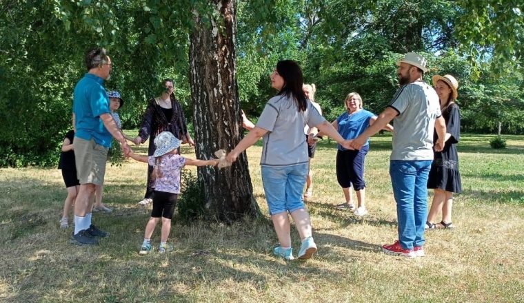 На пешеходной экскурсии по старинному парку рассказывают историю усадьбы