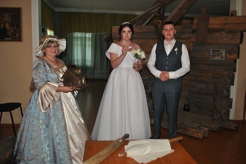 Молодоженам поведали о свадебных традициях и обрядах