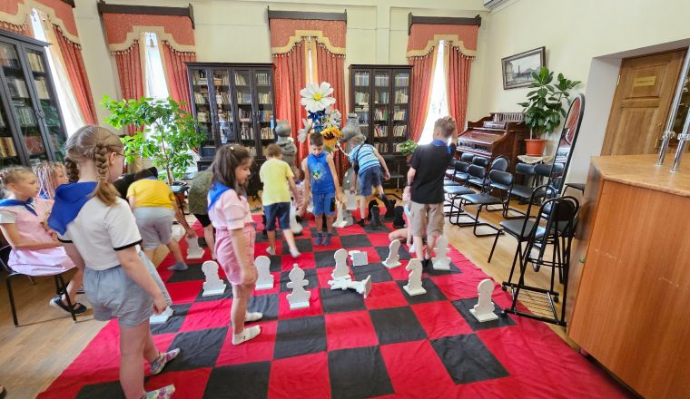 В Международный день шахмат в Пензенском литературном музее прошёл шахматный турнир среди младших школьников!