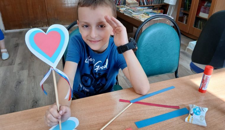 В преддверии Дня Российского флага сотрудники Литературного музея провел патриотические занятия для детей