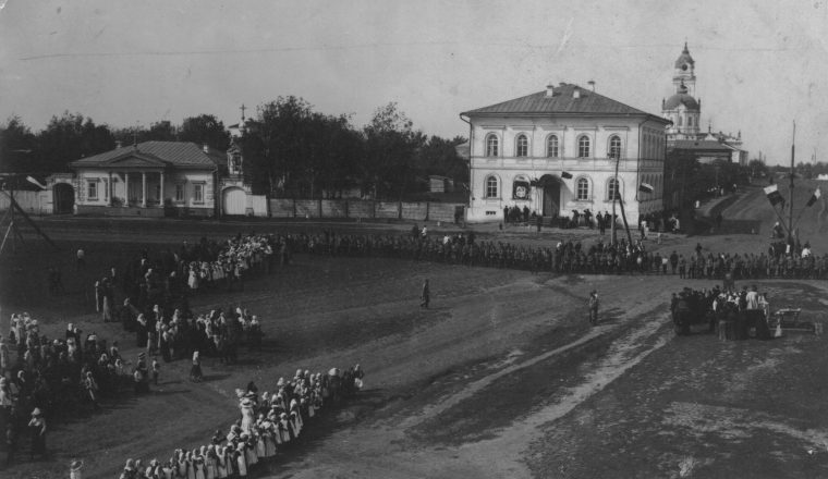 Российский государственный флаг на старой фотографии из фондов музея В.Г. Белинского
