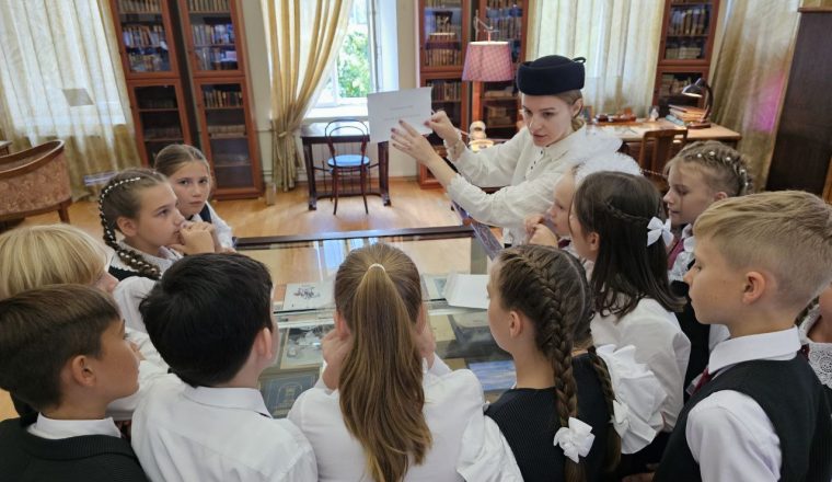 В первый учебный день Пензенский литературный музей посетило более 200 школьников