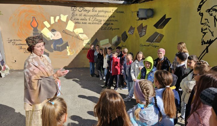 Обновленный «литературный дворик» принимает первых посетителей!