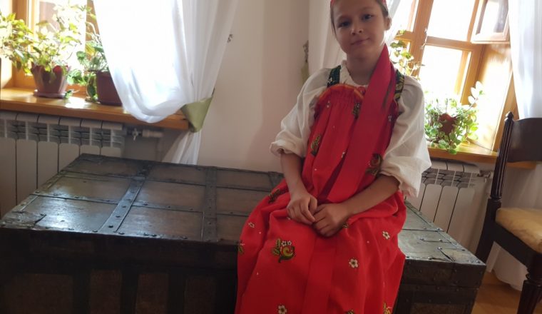 Красна девица до гряд в сарафане до пят.