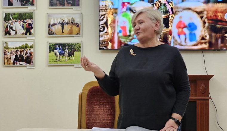 Коллекционер рассказала о своих экспонатах на встрече в Литературном музее
