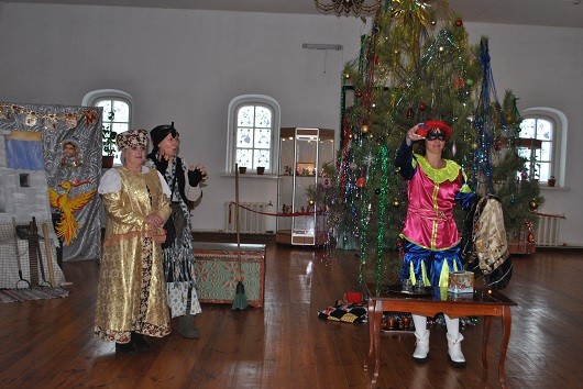 В избе Прасковьи Клементьевны школьники встретились со сказочными героями