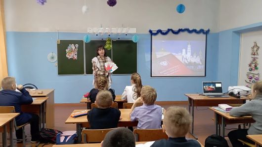 С главной книгой законов  страны познакомились школьники