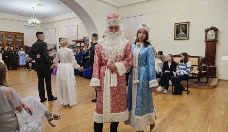 Новогодние мероприятия в Литературном музее стартовали с традиционного бала