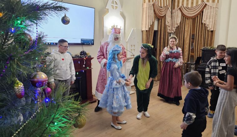 Первый новогодний хоровод для членов семей СВО состоялся в Литературном музее