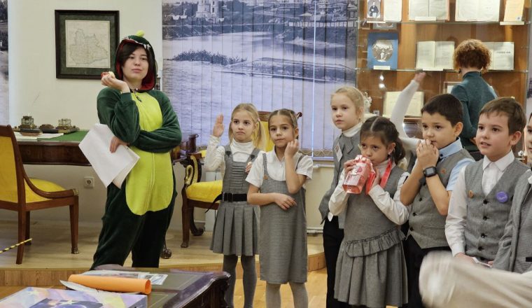 Предновогодние хороводы вокруг «литературной» ёлки продолжаются