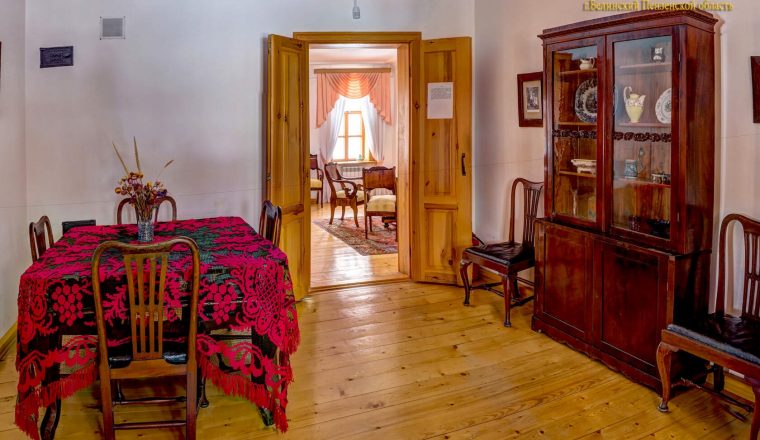 Экспонат музея-усадьбы В.Г. Белинского — скатерть в столовой