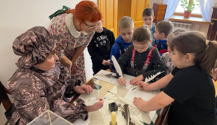 Для детей участников СВО прошла театрализованная интерактивная программа в мемориальном доме Белинских