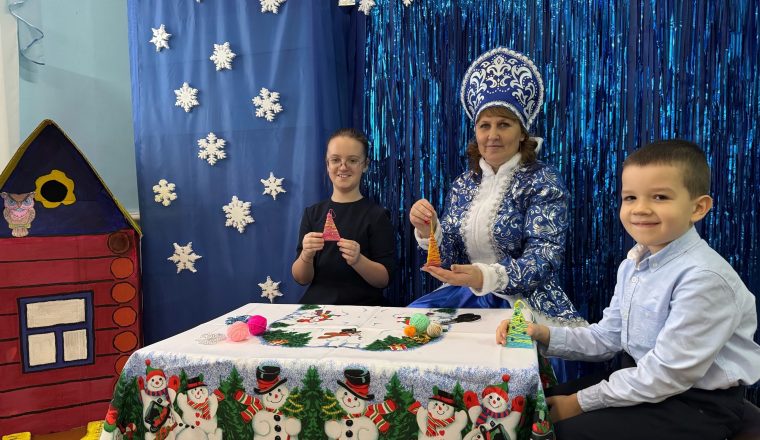 В музее А.И. Куприна дети со Снегурочкой делают подарки к Рождеству