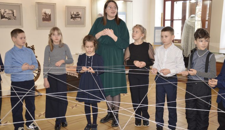 В культурном центре «Белинский» продолжают раскрывать секрет пухового платка!