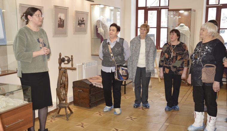 Первые посетители выставки Культурного центра «Белинский»