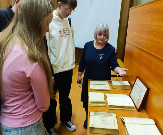 Кузнецкие студенты знакомятся с книжным фондом музея А.Н. Радищева