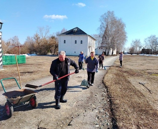 Сотрудники музея А.Н.Радищева проводят очередную санитарную уборку на территории музея