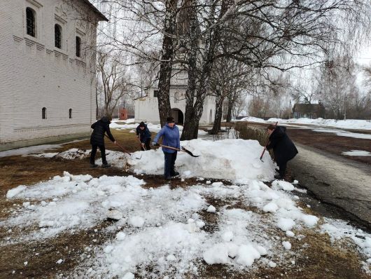 Сотрудники музея А.Н. Радищева проводят санитарную уборку прилегающей к музею территории