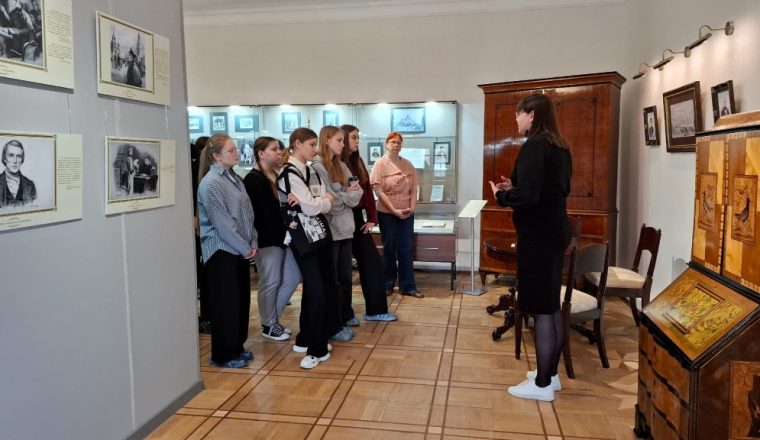 Знакомство с историей русской литературы в культурном центре «Белинский» – по Пушкинской карте