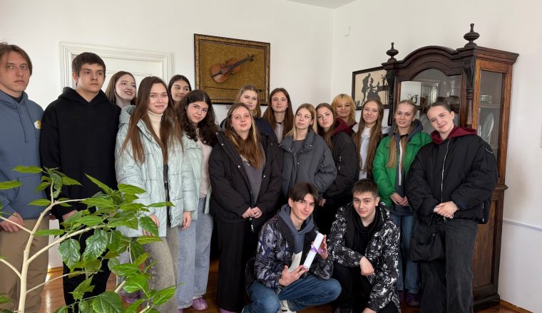 Обладатели Пушкинской карты ищут завещание А.И. Куприна в музее писателя