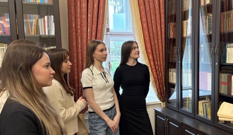 Молодые пары, объединенные любовью к культуре, побывали на экскурсии в Литературном музее