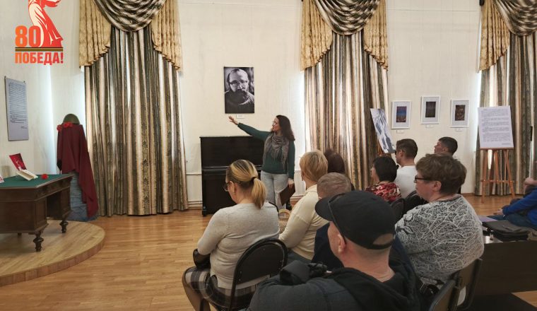 «Образы Победы: почувствовать, услышать, ощутить». В Литературном музее провели экскурсию для посетителей с нарушением зрения