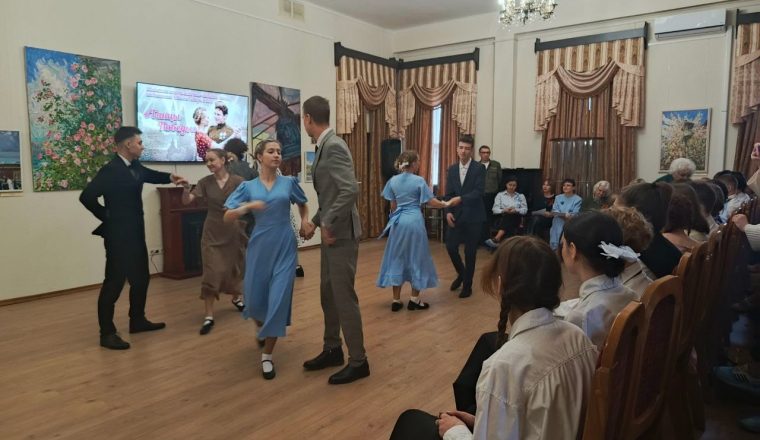 Танцы Победы провели в Пензенском литературном музее