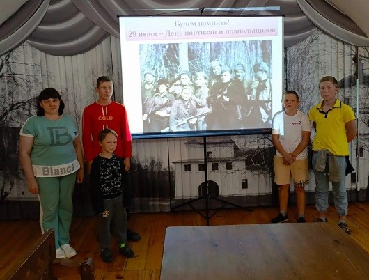 Школьники знакомятся с партизанским движением