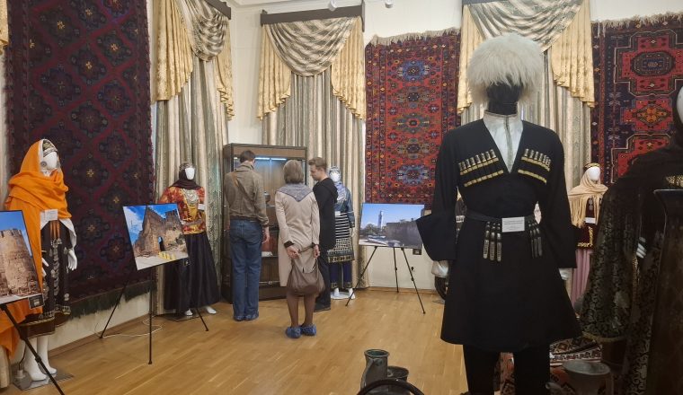 В Пензенском литературном музее завершила работу выставка «Орнаменты и отражение»