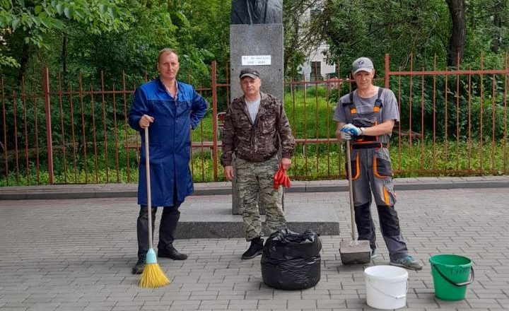 Сотрудники Пензенского литературного музея привели в порядок территорию у бюста В.Г. Белинского
