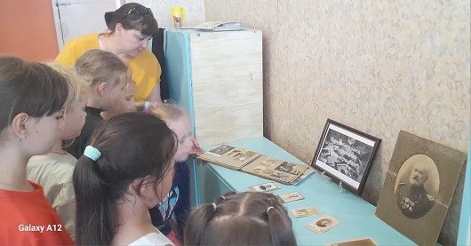 Со старыми снимками знакомятся  школьники села Анненково