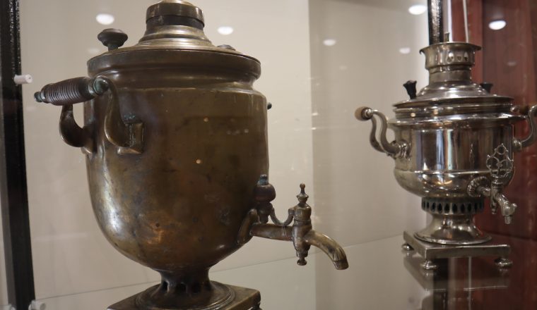 История русского гостеприимства в десятках экспонатах: в Пензенском литературном музее открылась выставка «У самовара»
