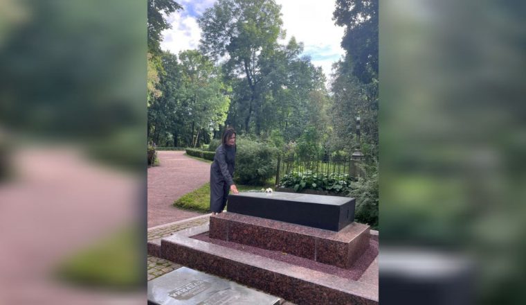 Наталья Полева почтила память А.Н. Радищева, В.Г. Белинского и А.И. Куприна на Волковском кладбище в Санкт-Петербурге